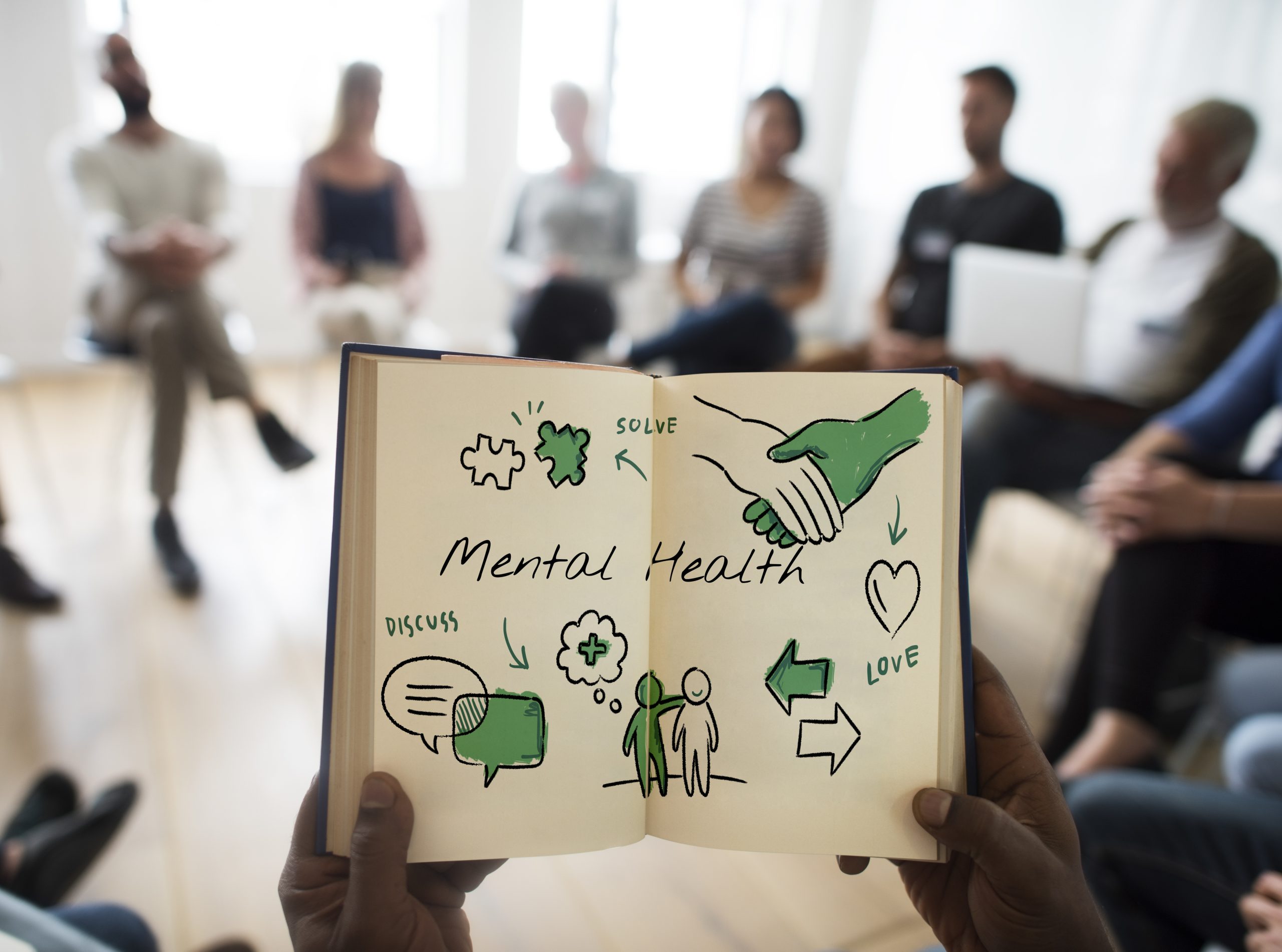 Equipe corporativa conversando sobre saúde mental e NR-1